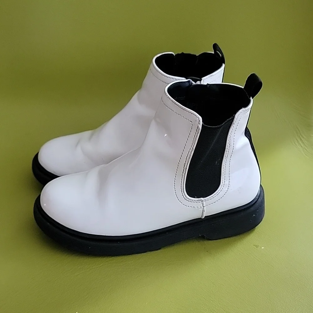Steve Madden white and black girls shoes